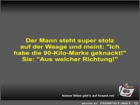 Der Mann steht super stolz auf der Waage und meint