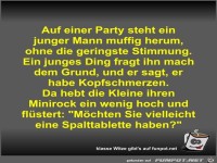Auf einer Party steht ein junger Mann muffig herum
