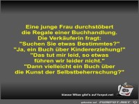 Eine junge Frau durchstbert die Regale einer Buchhandlung