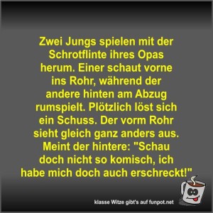 Zwei-Jungs-spielen-mit-der-Schrotflinte-ihres-Opas-herum.jpg von Fossy