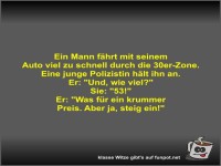 Ein Mann f�hrt mit seinem Auto viel zu schnell durch die...