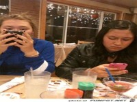 M�dchen mit Handys 