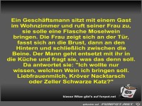 Ein Geschäftsmann sitzt mit einem Gast im Wohnzimmer und...