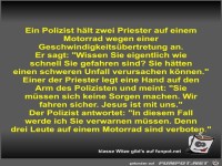 Ein Polizist hlt zwei Priester auf einem Motorrad wegen...