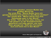 Drei Jungs streiten, wessen Mutter den gr��ten Mund hat