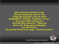 Die Lehrerin nimmt in der Schule Gewürze durch