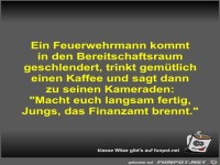 Ein Feuerwehrmann kommt in den Bereitschaftsraum...