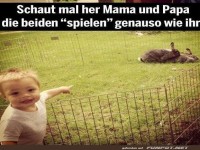 Kind zeigt auf spielende Hasen im Garten