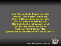 Ein Fiat und ein Ferrari an der Ampel