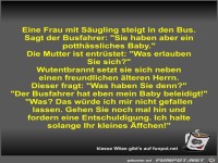 Eine Frau mit Sugling steigt in den Bus