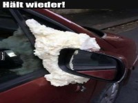 Improvisierte Auto-Reparatur mit Schaum