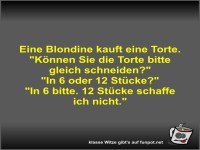 Eine Blondine kauft eine Torte
