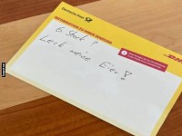 Lustiger DHL Brief auf Holz