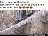 Schl�ppi-Parade an der Hochhausfassade