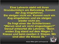 Eine Lehrerin steht mit ihren Grundsch�lern am Bahnsteig