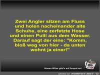 Zwei Angler sitzen am Fluss und holen nacheinander alte...