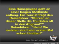 Eine Reisegruppe geht an einer langen Steilk�ste entlang