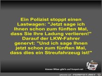 Ein Polizist stoppt einen Lastwagen