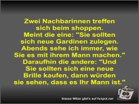 Zwei Nachbarinnen treffen sich beim shoppen