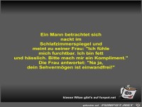 Ein Mann betrachtet sich nackt im Schlafzimmerspiegel und...