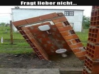 Kreative Toilettenkonstruktion schief gebaut