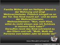 Familie Mller sitzt am Heiligen Abend in der Wohnung und...