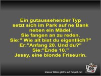 Ein gutaussehender Typ setzt sich im Park auf ne Bank neben
