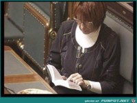 Die Dame sollte aufpassen, nicht lesen!