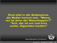 Kind sitzt in der Badewanne