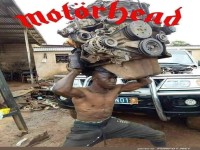 Starker Mann balanciert schweren Motorblock