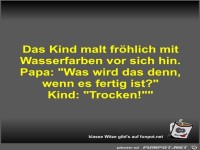 Das Kind malt fr�hlich mit Wasserfarben vor sich hin