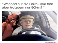 Alter Mann mit Teufel im Auto