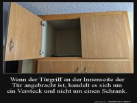 Versteck hinter der Schranktr