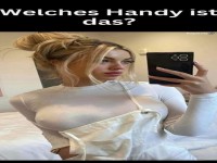 Frau hlt modernes Handy fr Spiegel-Selfie