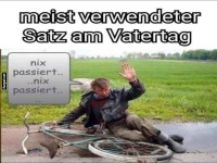 Humorvolle Vatertagsszene mit Fahrradunfall