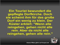 Ein Tourist bewundert die gepflegte Dorfkirche