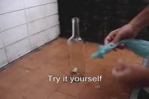 ein Korken von innerhalb eine Flasche ziehen