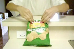 Close a bag without a seal clip