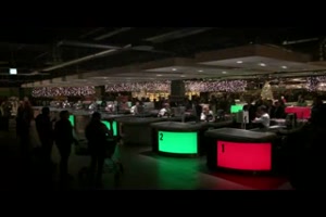 Kassierer spielen Jingle Bells mit Barcode-Scannern