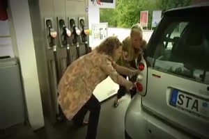 Frauen an der Tankstelle