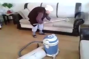 Oma benutzt zum erstenmal einen Staubsauger