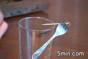 2 Gabeln 1 Glas und 1 Zahnstocher