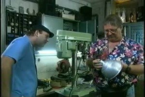 Klaus bastelt das Geschenk