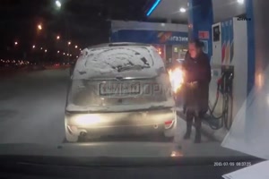 Tankvorgang mit Feuerzeug überprüfen