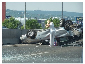 Blondinen nach Unfall