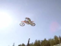 Mutiger Motorradfahrer