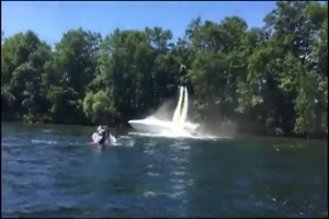 Flyboard löscht Boots-Feuer