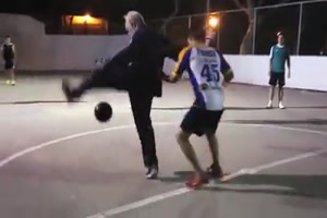 Alter Mann trickst alle beim Fussball aus