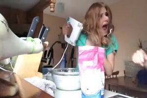 Blondine möchte Kuchen backen