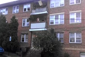Werfe nie ein Sofa vom Balkon